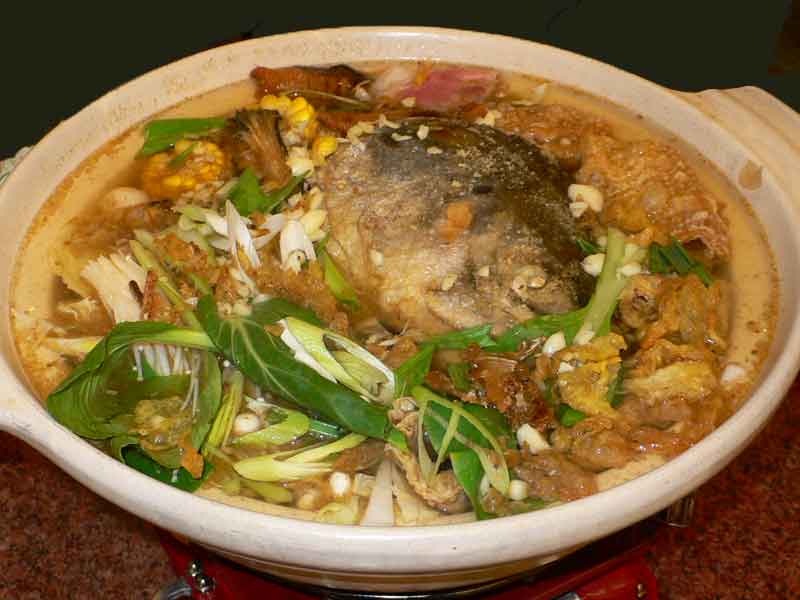 台湾 高雄 最後の晩餐はサラリーマン御用達の熱炒で鮭の頭鍋！