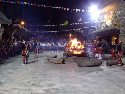 初鹿部落の年祭　火を囲んで歌い踊る